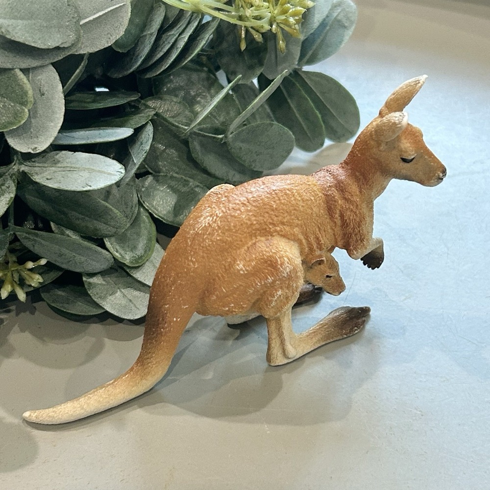 Schleich 2015 Kangaroo with Joey Animal Figure